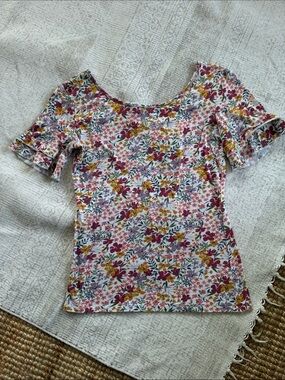 Amour Vert White Floral, scoop neck Top with Pink, Yellow and Green Print. Sz sm